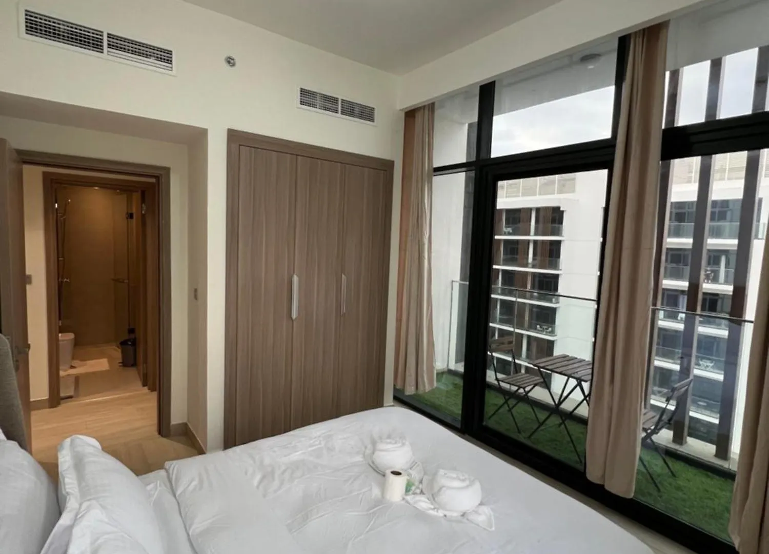 Spacious Comfortable Apartment For Your Family Or You Group Dubai