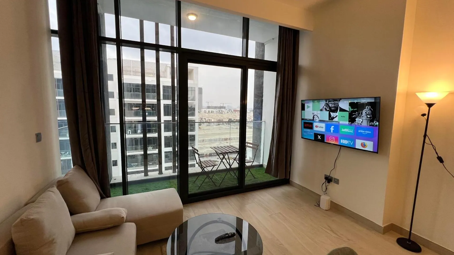 Spacious Comfortable Apartment For Your Family Or You Group Dubai
